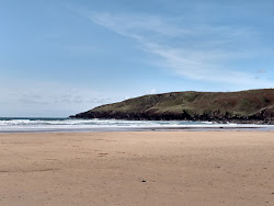 Photo de Freshwater West beach avec rivage droit, long