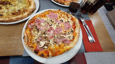 Pizza momo à Paris