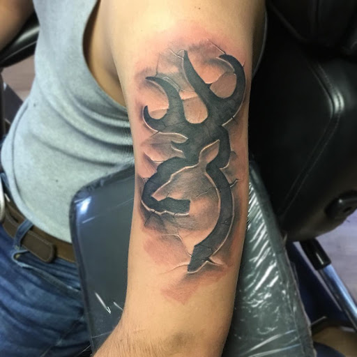 Tattoo Shop «Crossbones Tattoo & Piercings», reviews and photos, 19051 San Carlos Blvd #10, Fort Myers Beach, FL 33931, USA