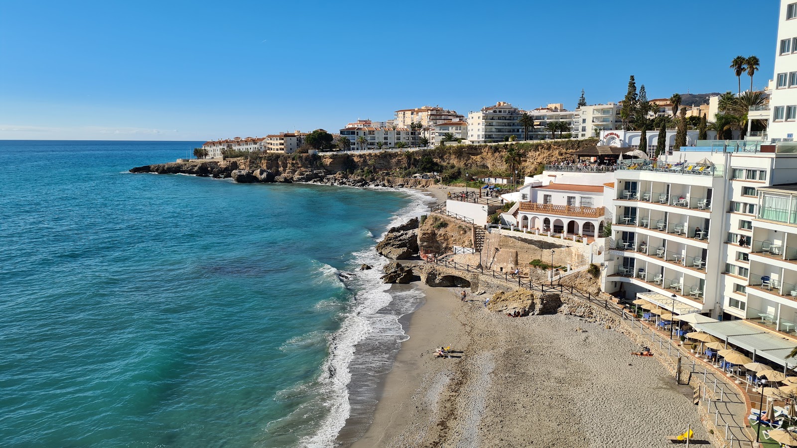 Photo de Playa el Salon entouré de montagnes