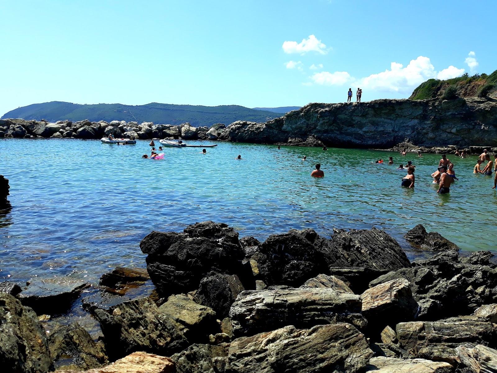 Foto von Spiaggia di Felciaio umgeben von Bergen