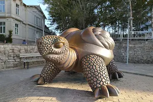 Bronze statue "The Turtle" image