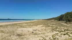Foto af Marcoola Beach med lang lige kyst
