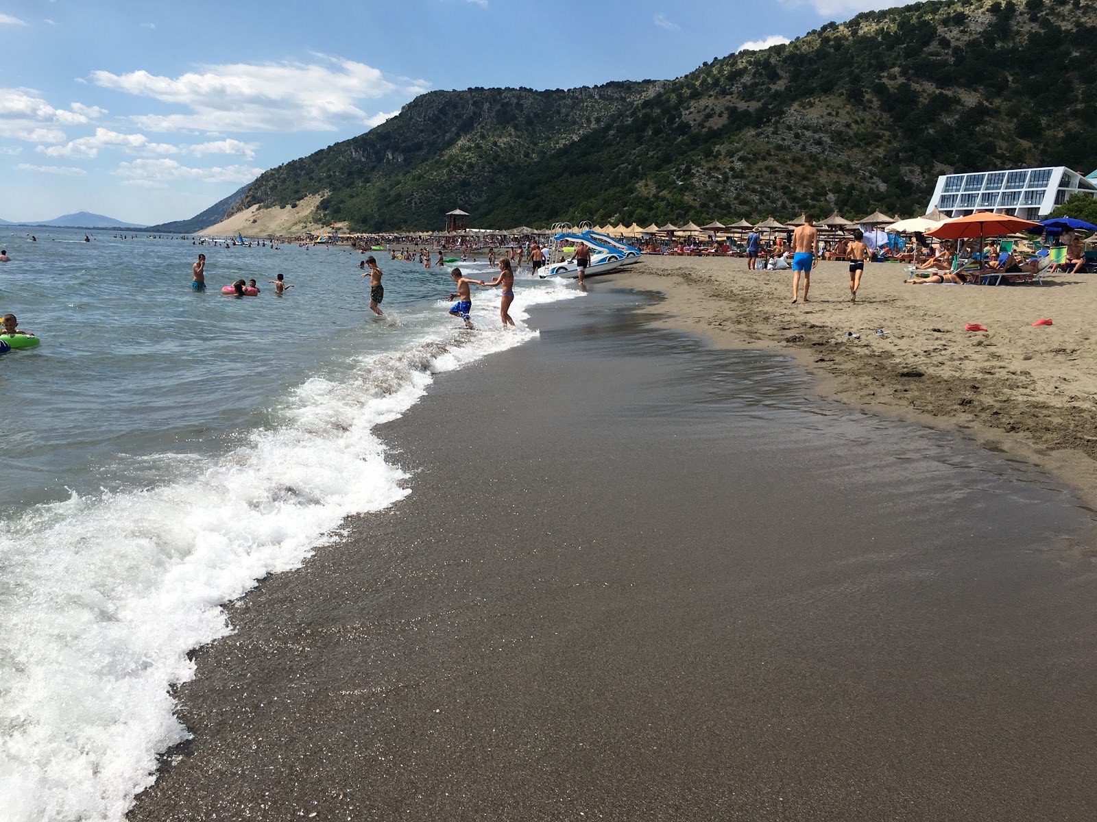 Φωτογραφία του Thrown Sand με γκρίζα άμμος επιφάνεια