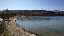 Tourkomnima beach'in fotoğrafı uçurumlarla desteklenmiş