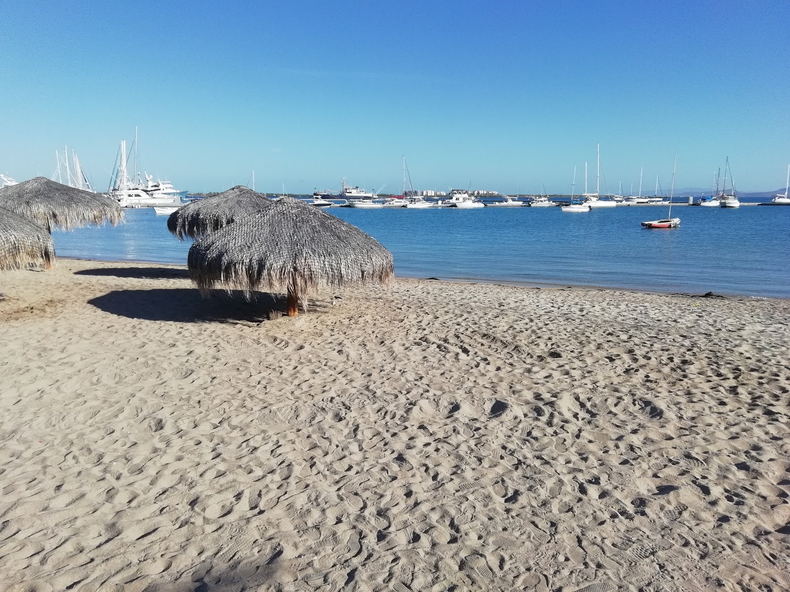 Foto von Playa Malecon La Paz und die siedlung