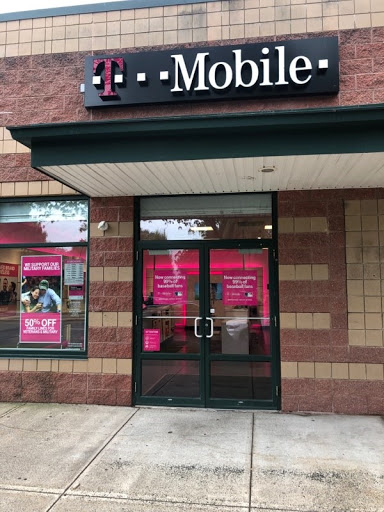 Cell Phone Store «T-Mobile», reviews and photos, 1888 Main St #4, Hartford, CT 06120, USA