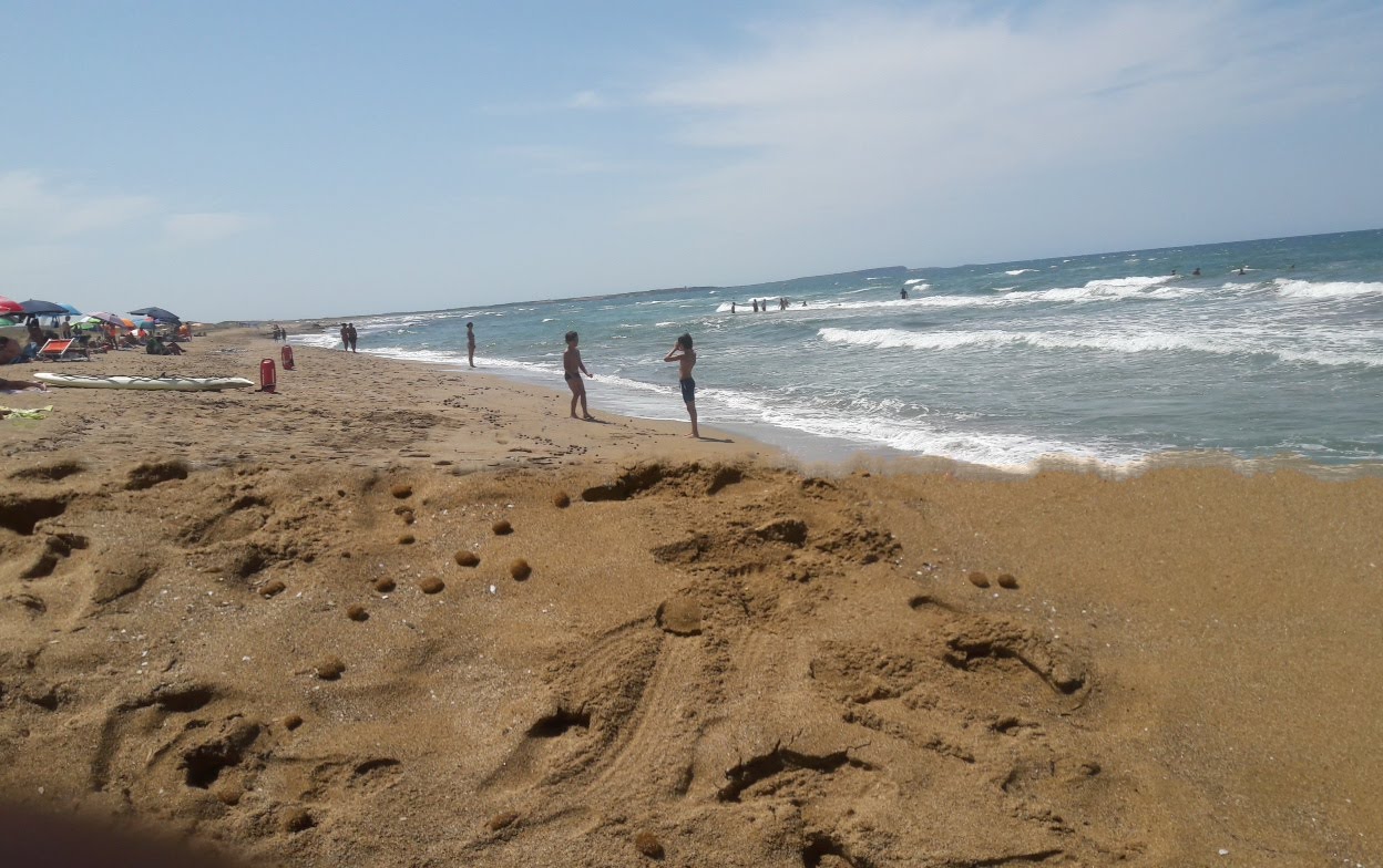 Foto van Spiaggia Di Is Arenas met ruim strand