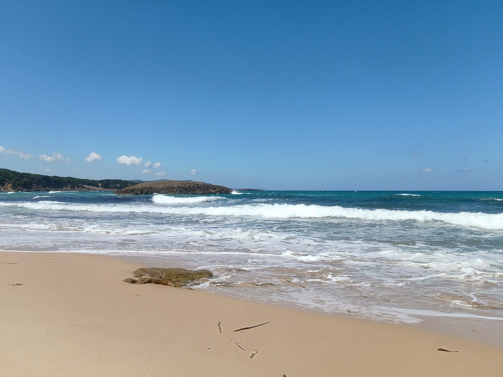 Photo de Plage Laouinette situé dans une zone naturelle