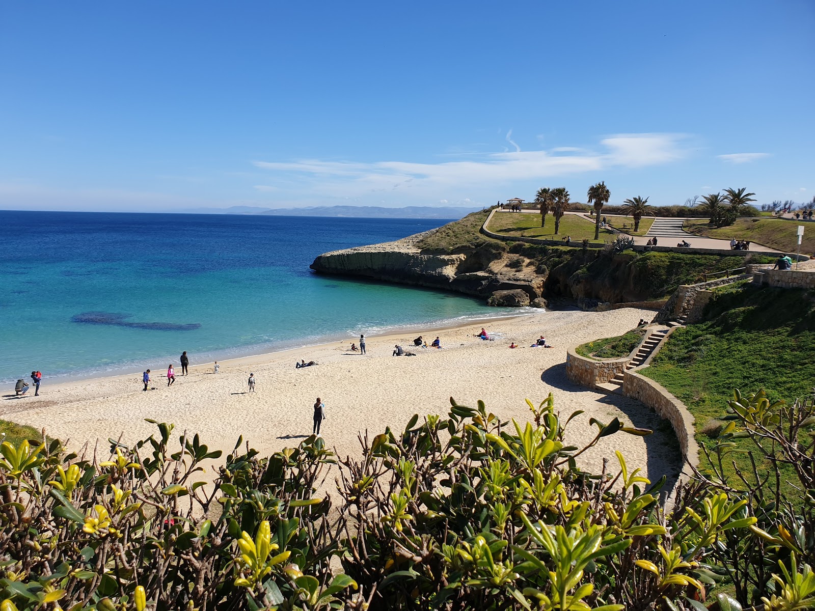 Foto de Spiaggia di Balai rodeado de montañas