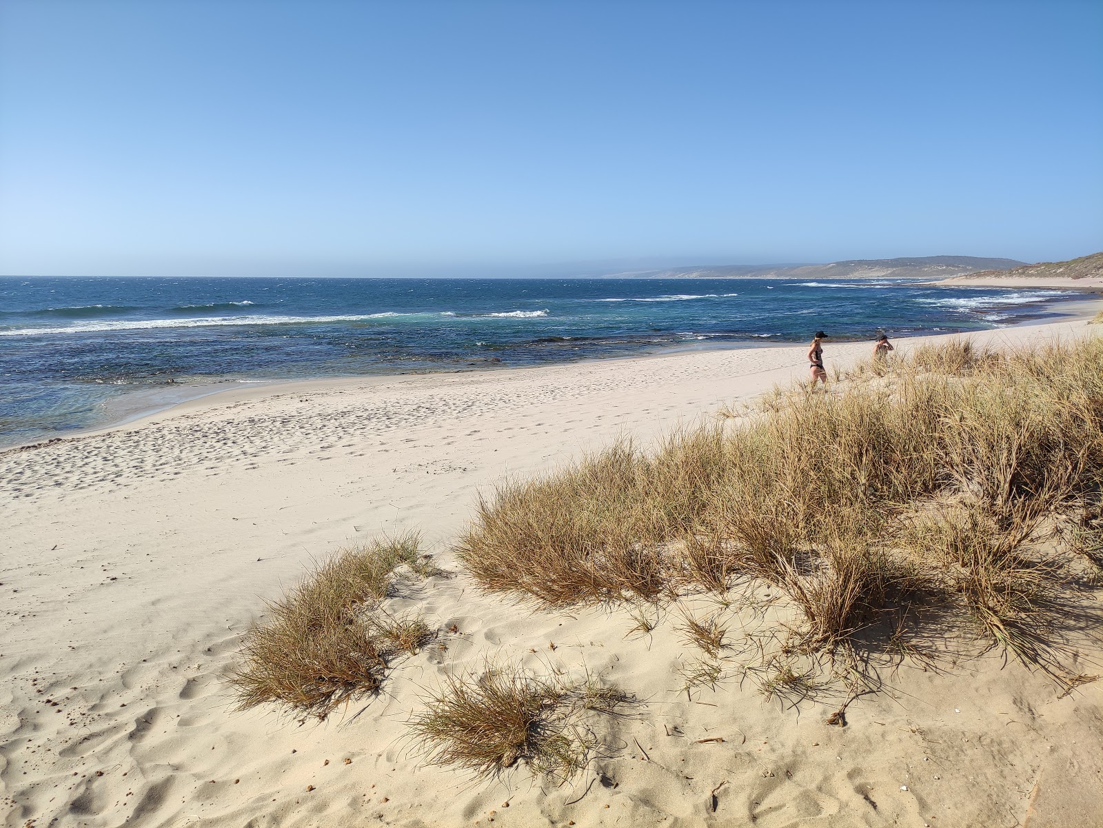 Foto di Blue Holes Beach con una superficie del sabbia beige