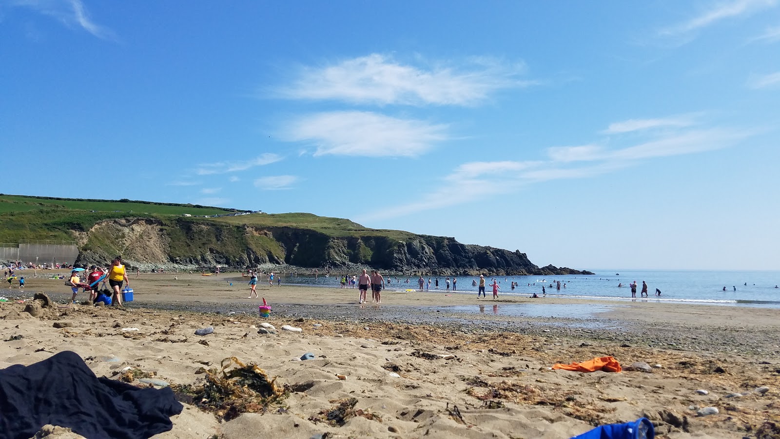 Foto van Kilmurrin Beach met turquoise puur water oppervlakte