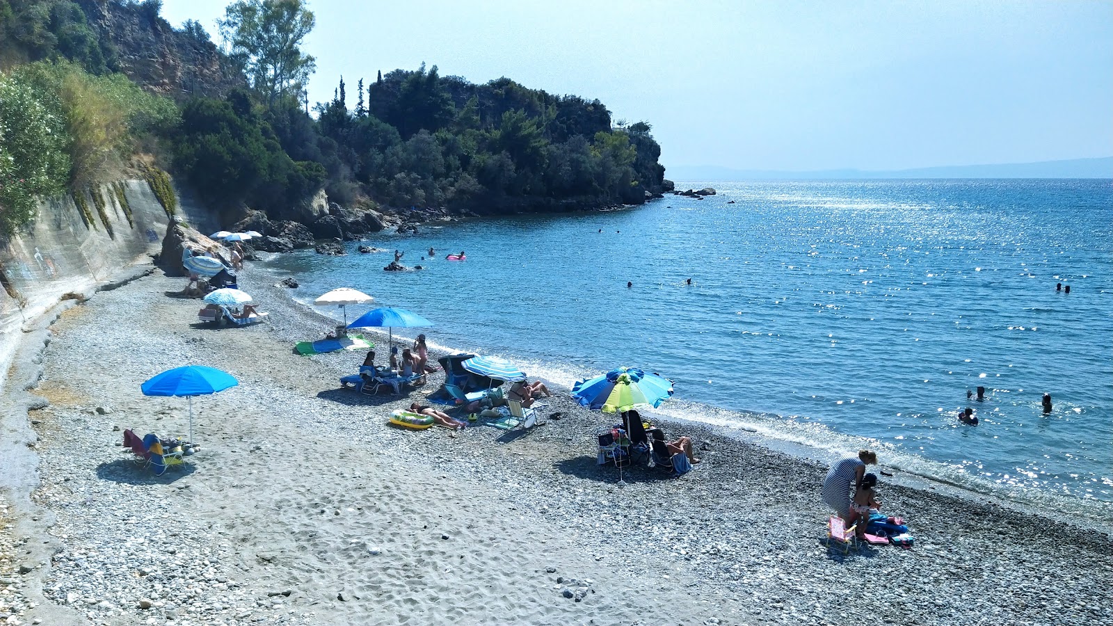 Fotografija Paralia Akrogiali obkrožen z gorami