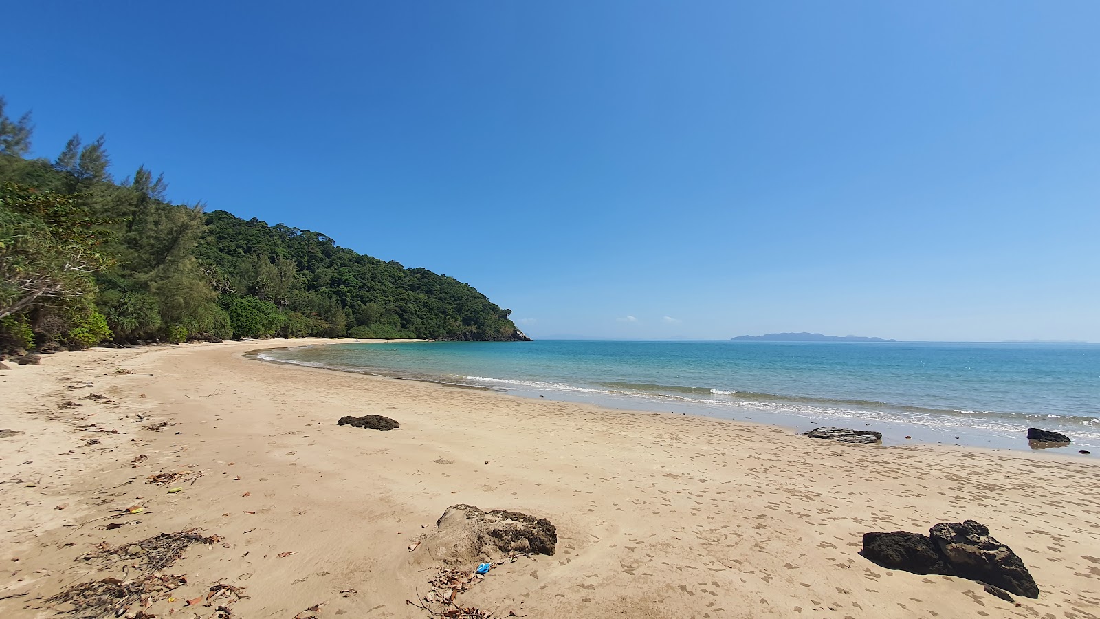 Foto von Mu Ko Lanta Beach mit heller sand Oberfläche