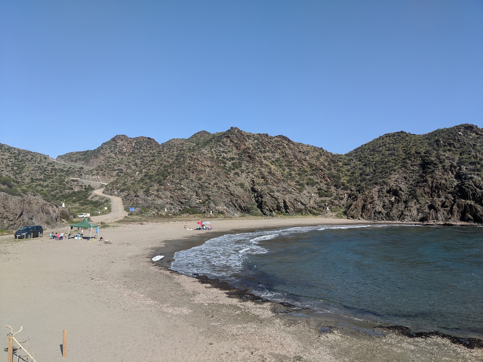 Playa del Siscal'in fotoğrafı kahverengi kum yüzey ile