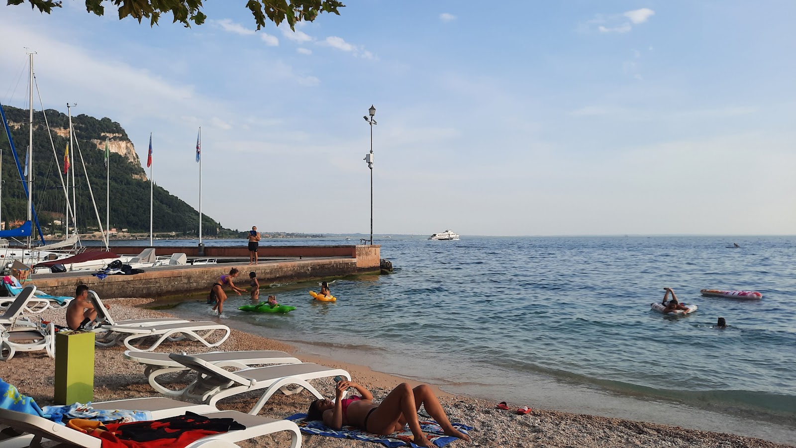 Garda beach'in fotoğrafı geniş plaj ile birlikte