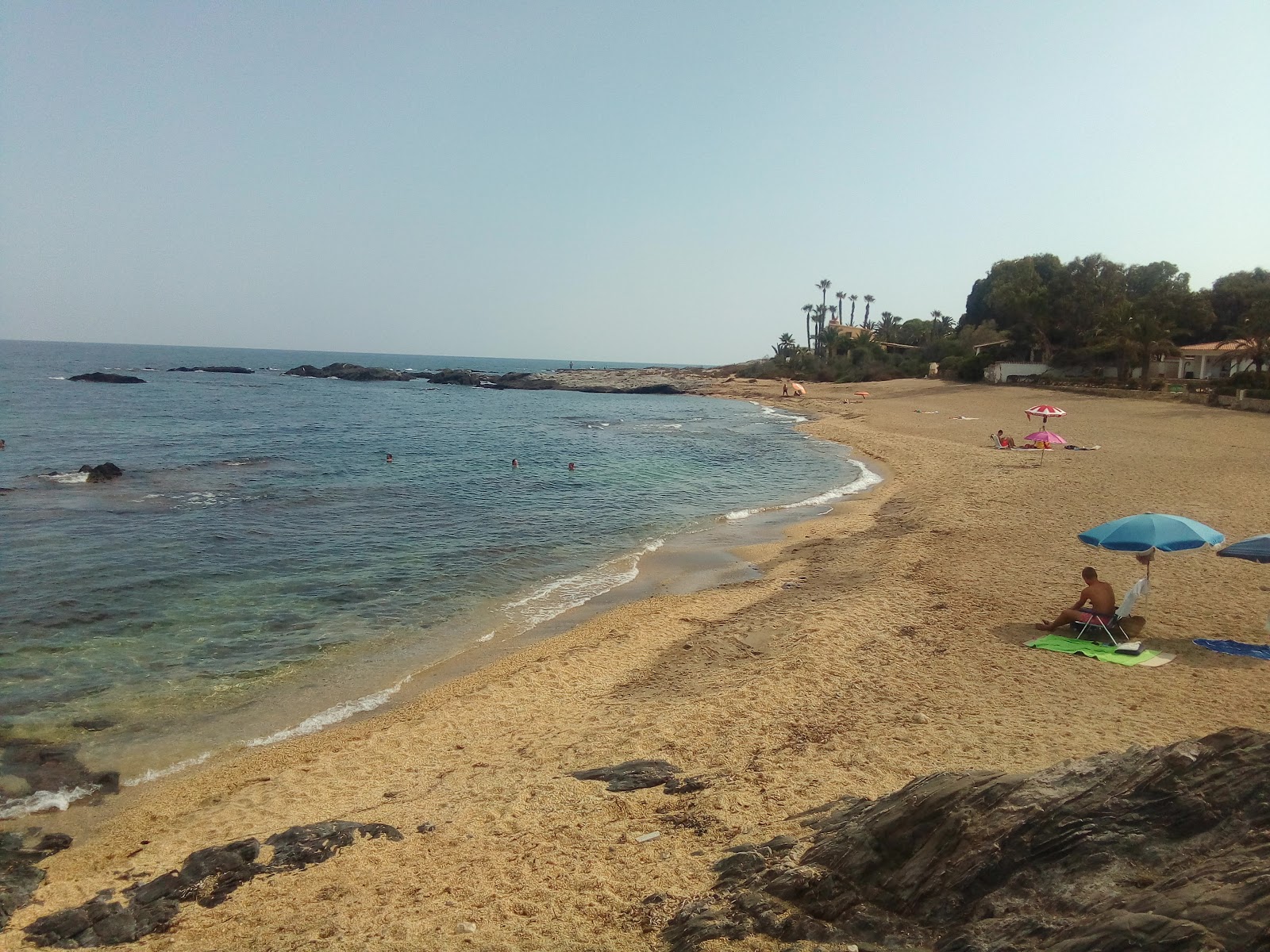Fotografie cu Playa Cala Panizo cu o suprafață de apă pură albastră