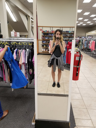 Shopping Mall «Glen Oaks Shopping Center», reviews and photos, 255th St, Glen Oaks, NY 11004, USA