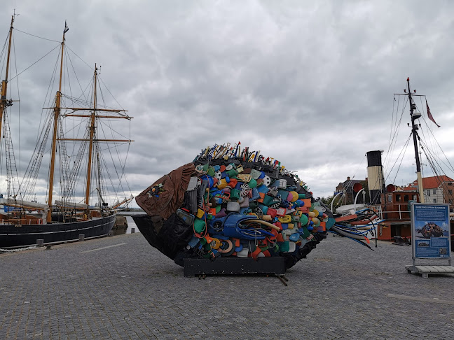 Anmeldelser af Han af Elmgreen og Dragset i Hellebæk - Museum