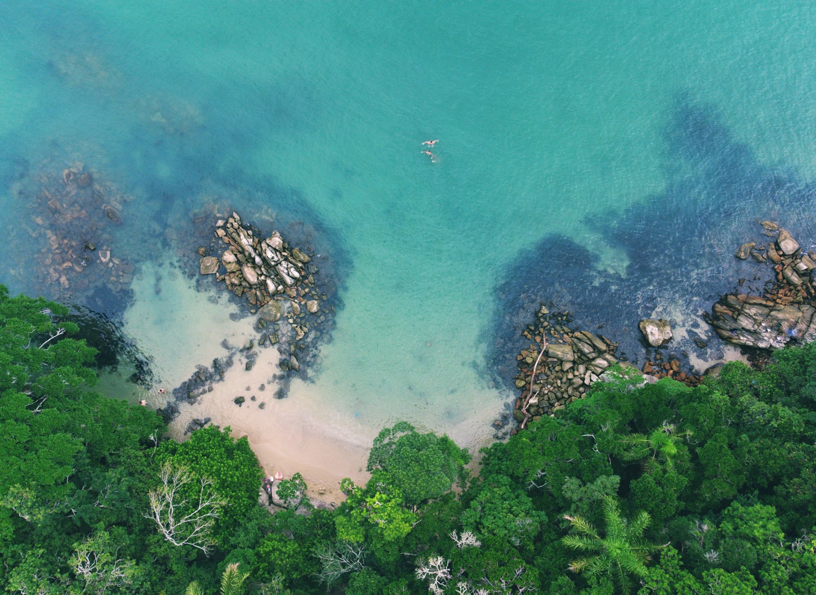 Foto av Praia do Bigua med turkos rent vatten yta