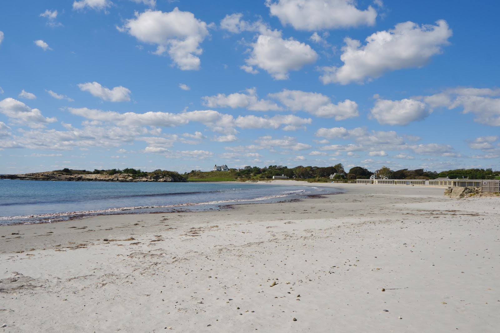 Foto van Bailey Beach met helder zand oppervlakte