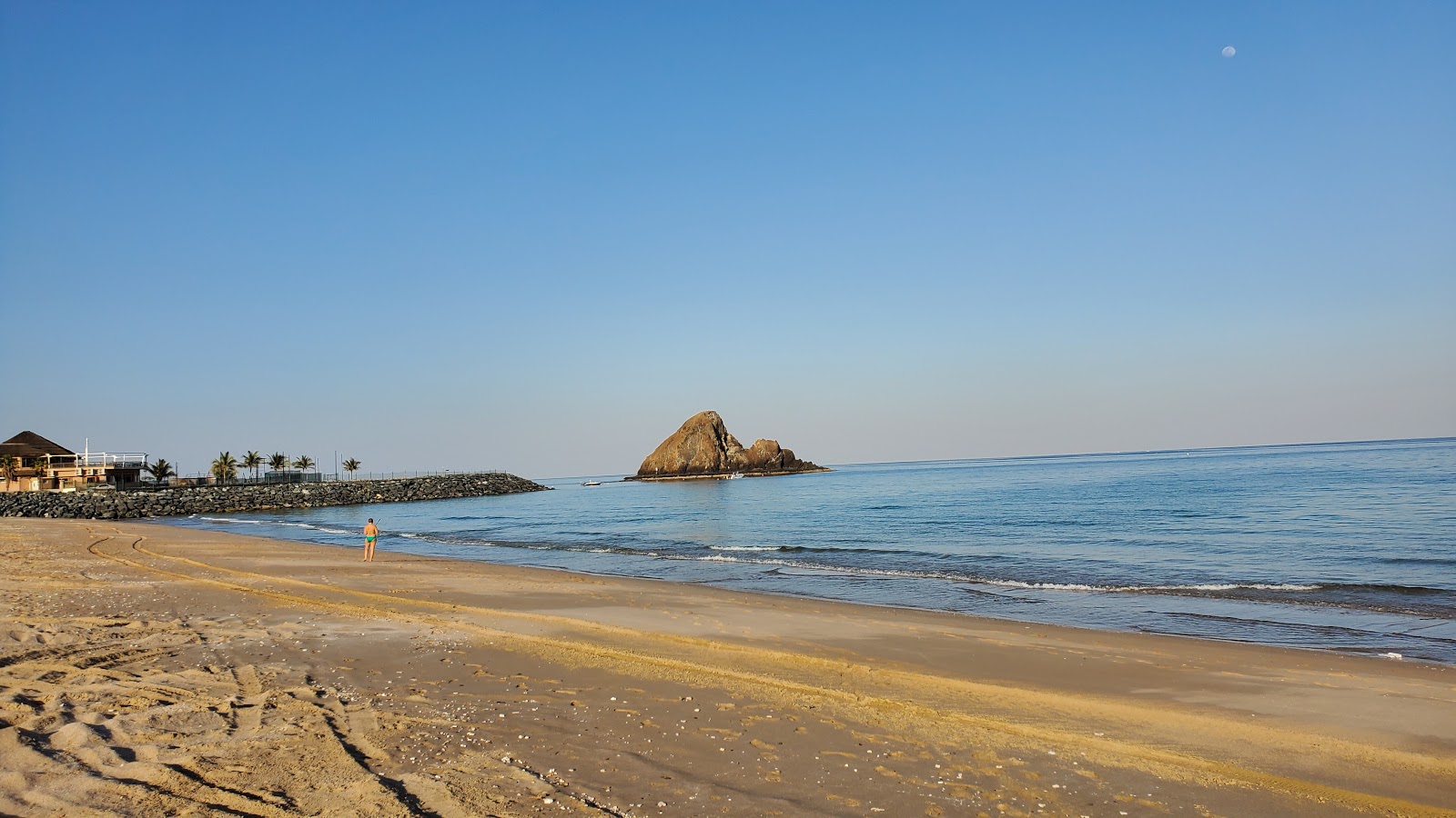 Φωτογραφία του Al Aqah Beach παροχές περιοχής