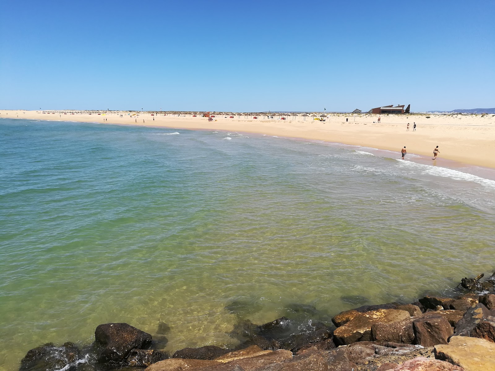 Zdjęcie Praia da Barreta-Mar z powierzchnią turkusowa czysta woda