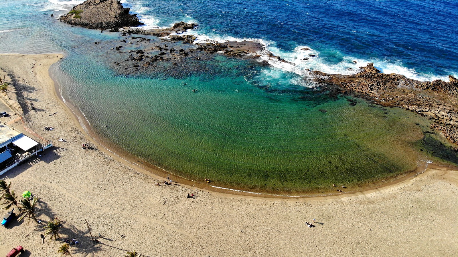 Foto van Playa Sardinera met turquoise puur water oppervlakte