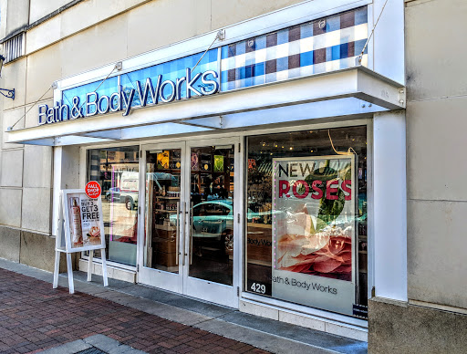 Beauty Supply Store «Bath & Body Works», reviews and photos, 429 Nichols Rd, Kansas City, MO 64112, USA