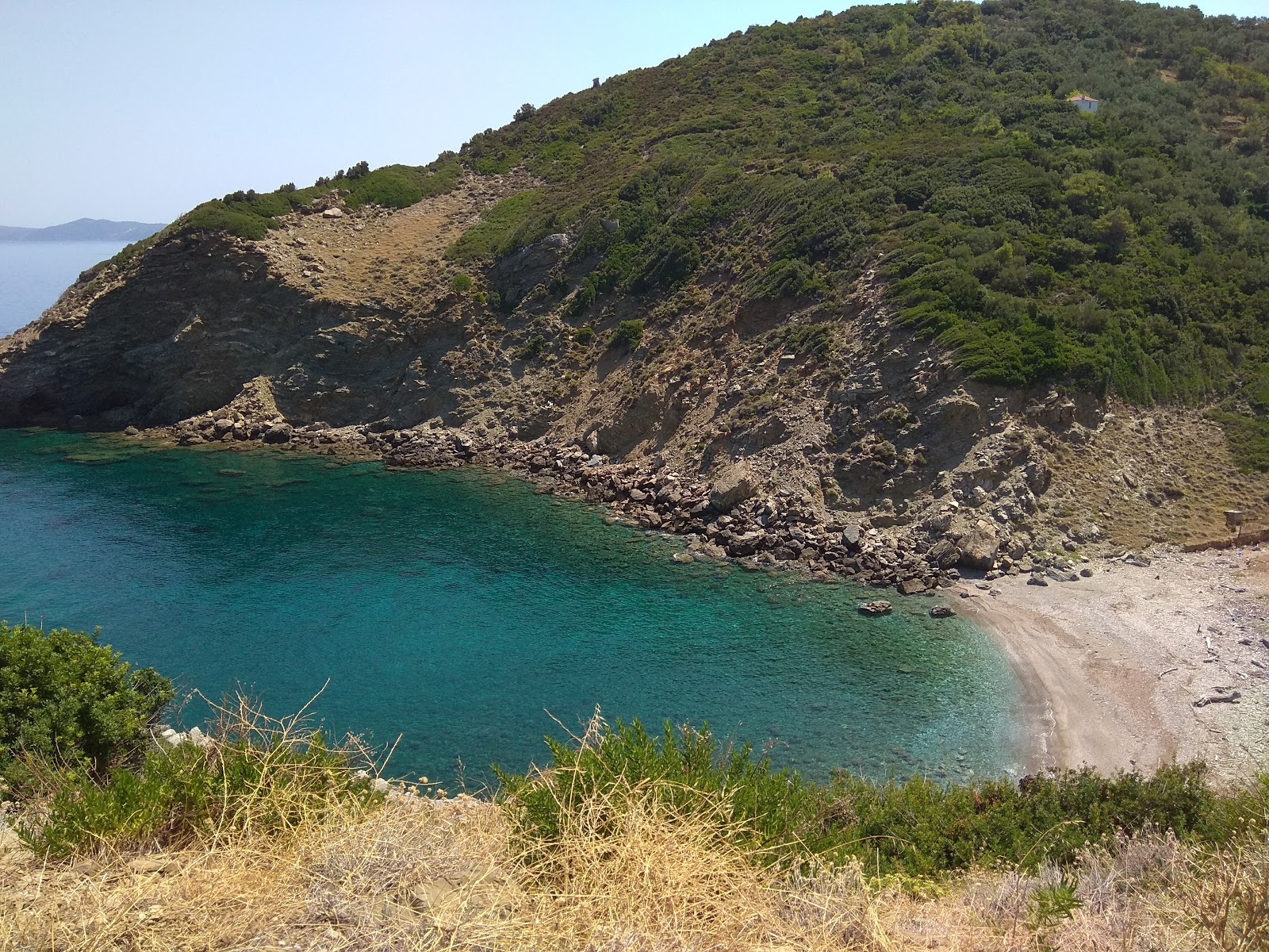 Foto von Paralia Vathias mit grauer sand & felsen Oberfläche
