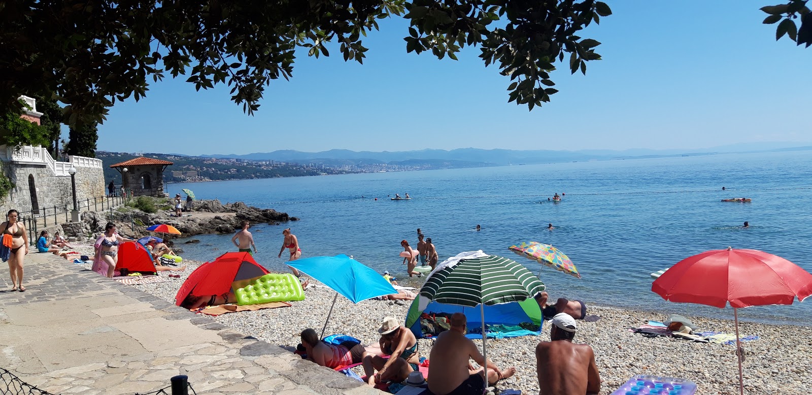 Volosko beach'in fotoğrafı çok temiz temizlik seviyesi ile