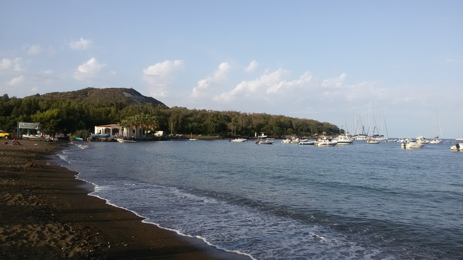 Fotografie cu Spiaggia delle Acque Calde cu nivelul de curățenie scăzut