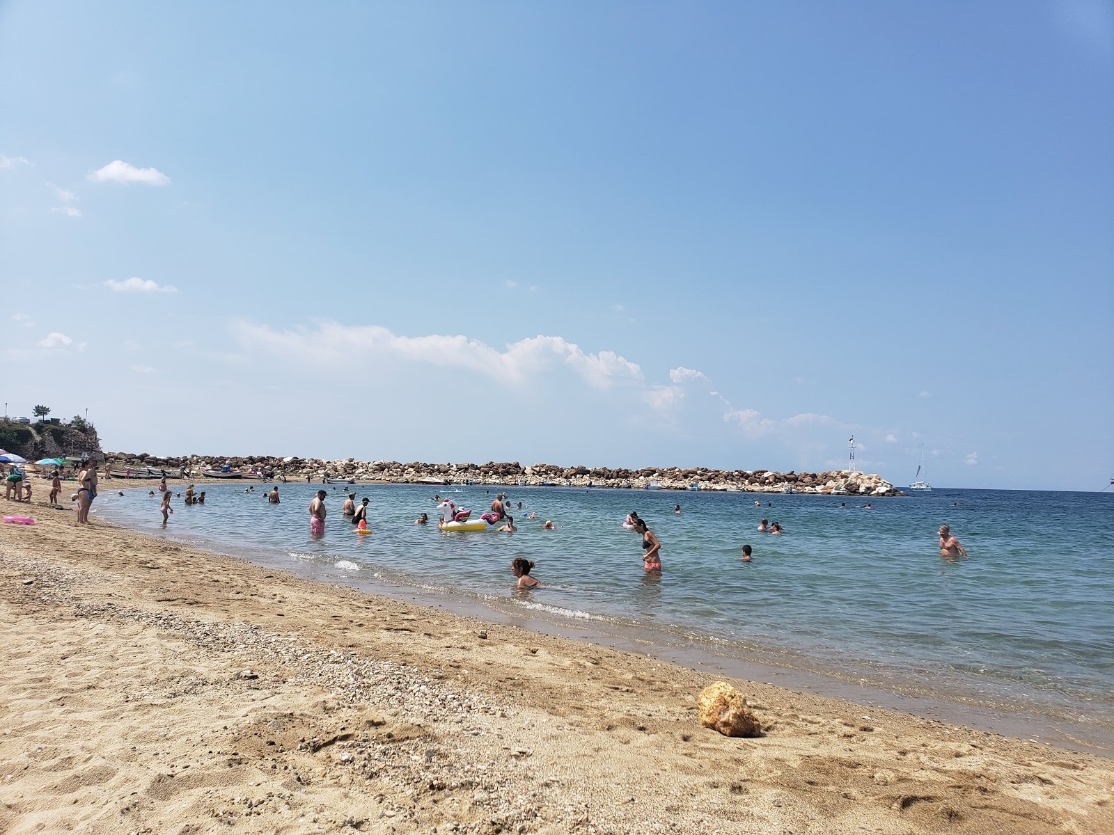 Foto di Platanes beach e l'insediamento