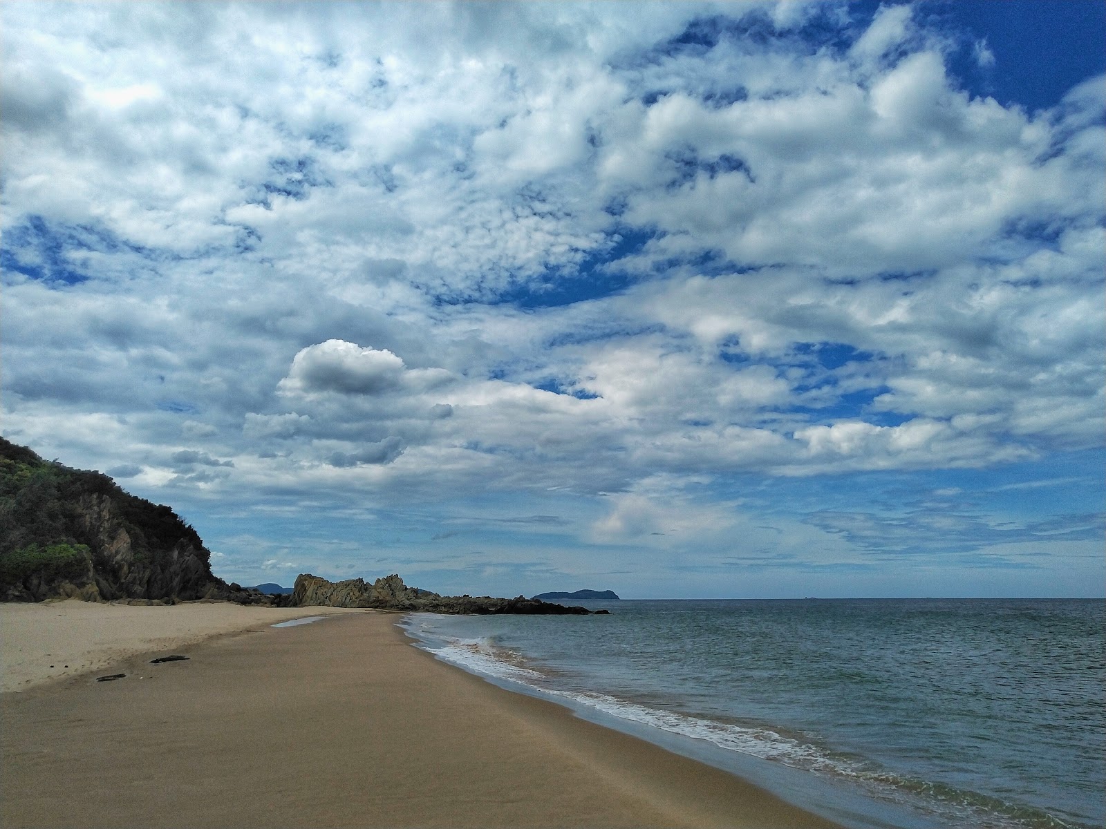 Foto di Khu Tuong stone beach con una superficie del sabbia beige