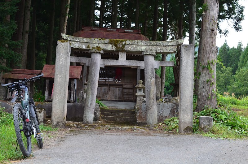 小白布の山神