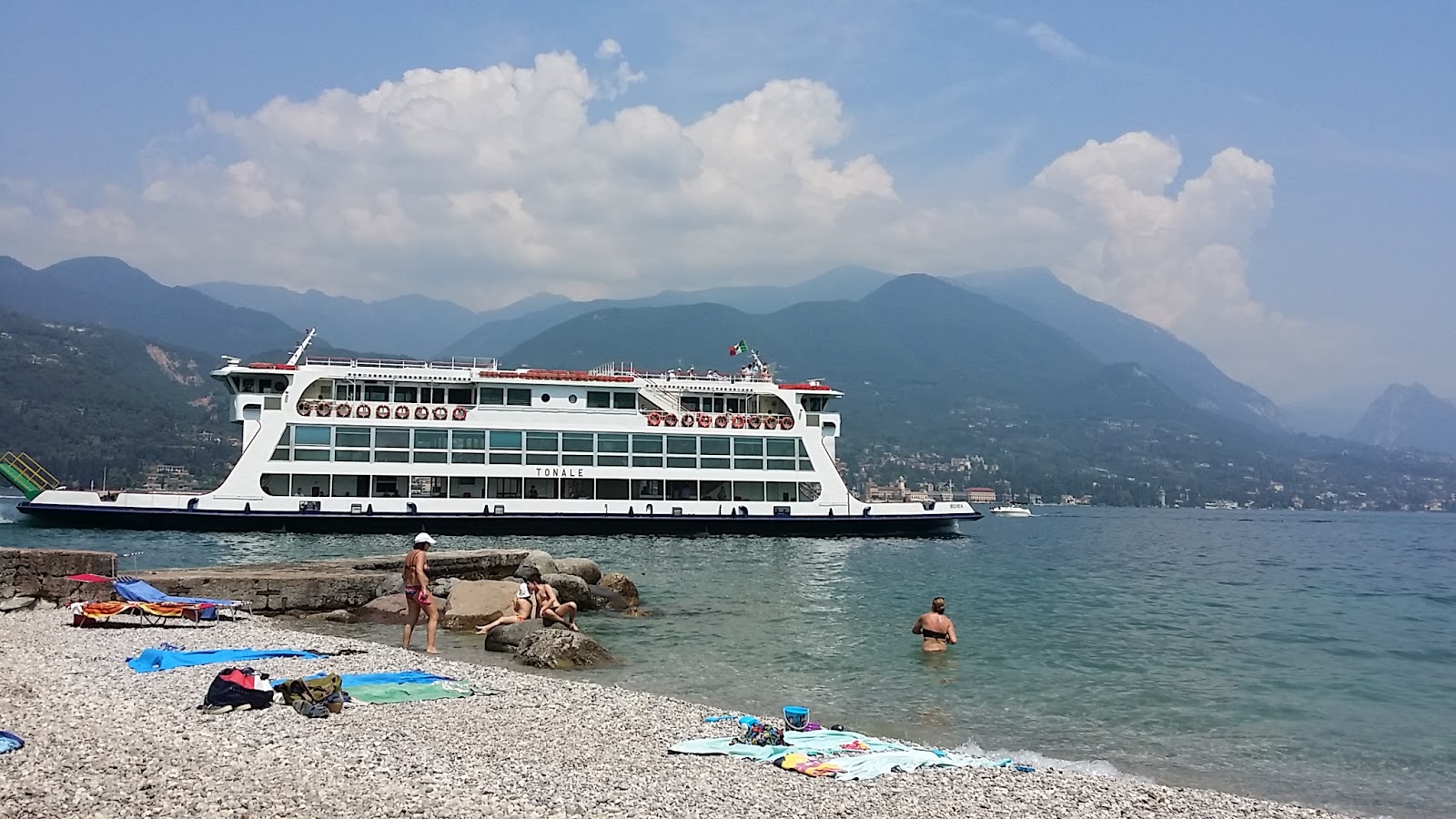 Fotografija Spiaggia Porto Portese z sivi fini kamenček površino