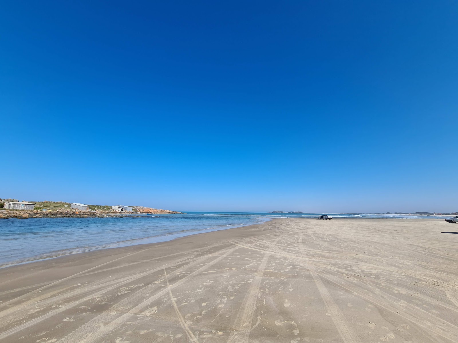 Foto de Praia de Ipua con costa recta y larga