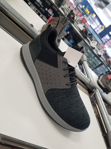 Shoe Store «SKECHERS Factory Outlet», reviews and photos, 3030 E 9th St, Oakland, CA 94601, USA