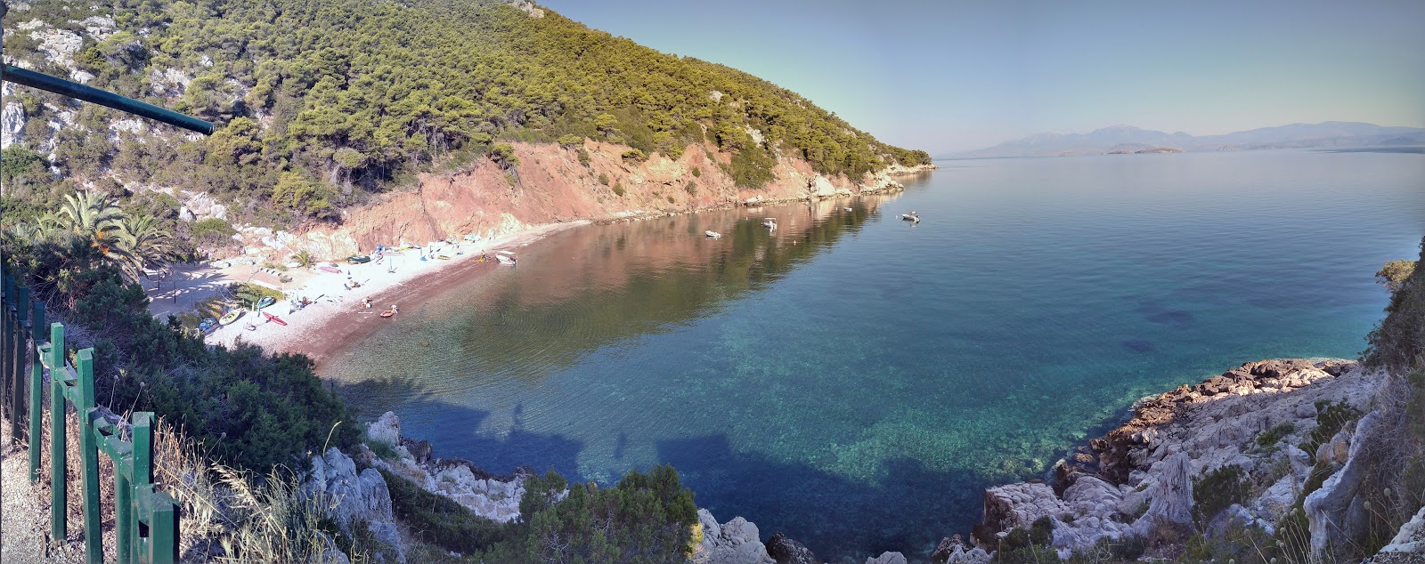 Fotografie cu Alkioni beach înconjurat de munți