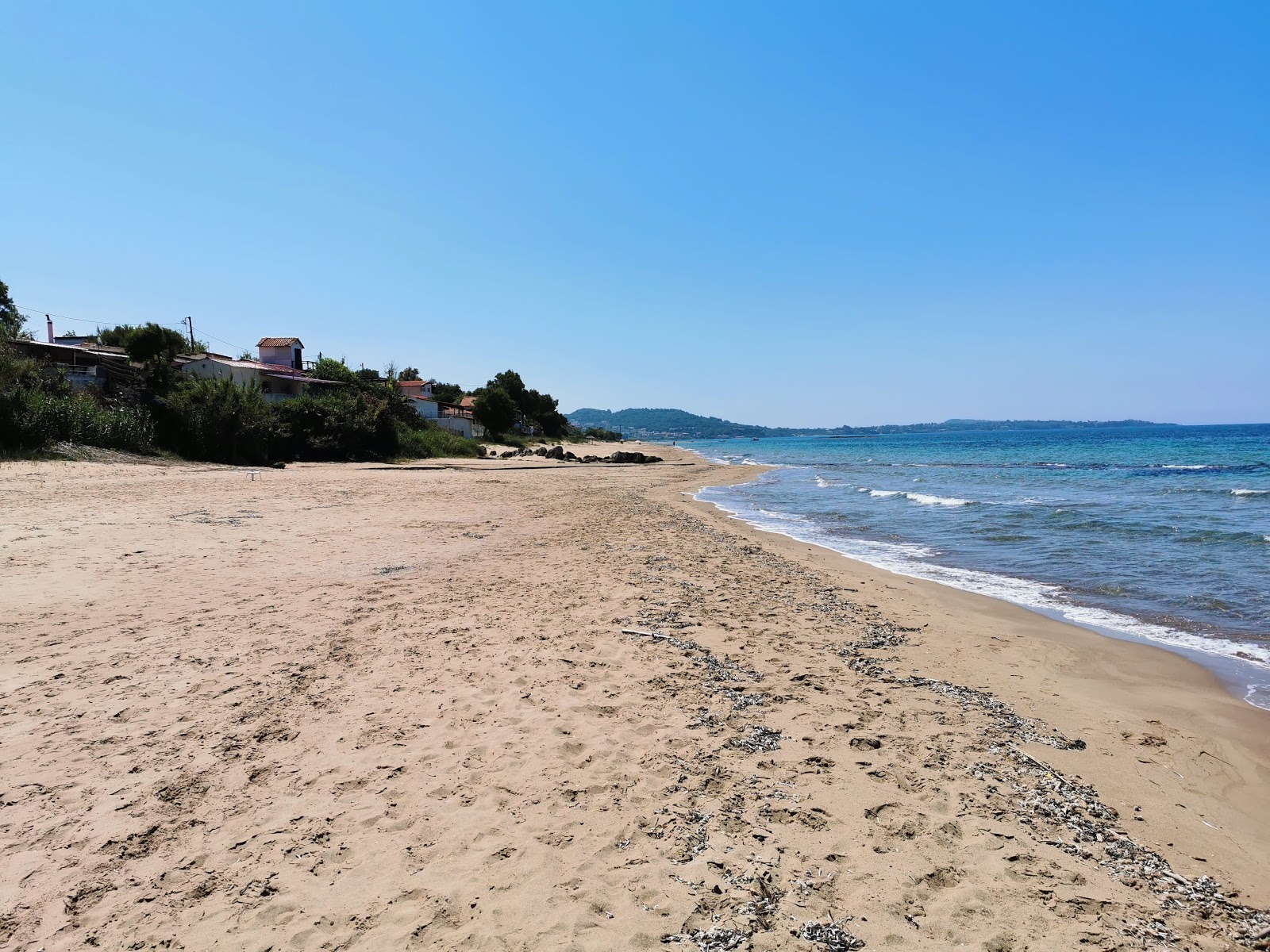 Φωτογραφία του Agios Ilias beach με λεπτή μπεζ άμμος επιφάνεια