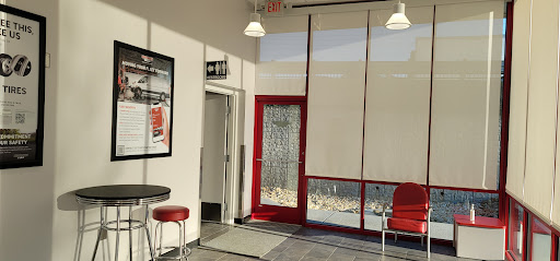 Tire Shop «Discount Tire Store - Kennesaw, GA», reviews and photos, 2930 George Busbee Pkwy NW, Kennesaw, GA 30144, USA