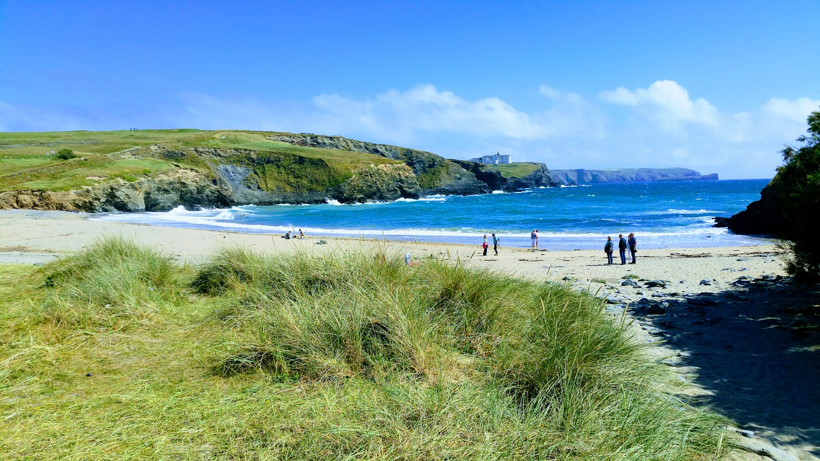 Photo de Poldhu Beach entouré de montagnes