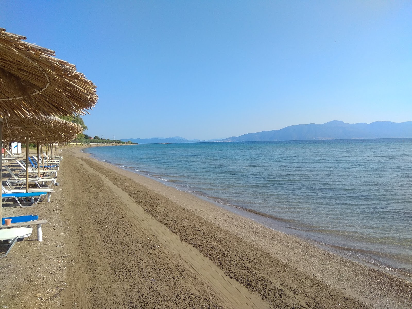 Foto di Livanates beach III con una superficie del sabbia marrone