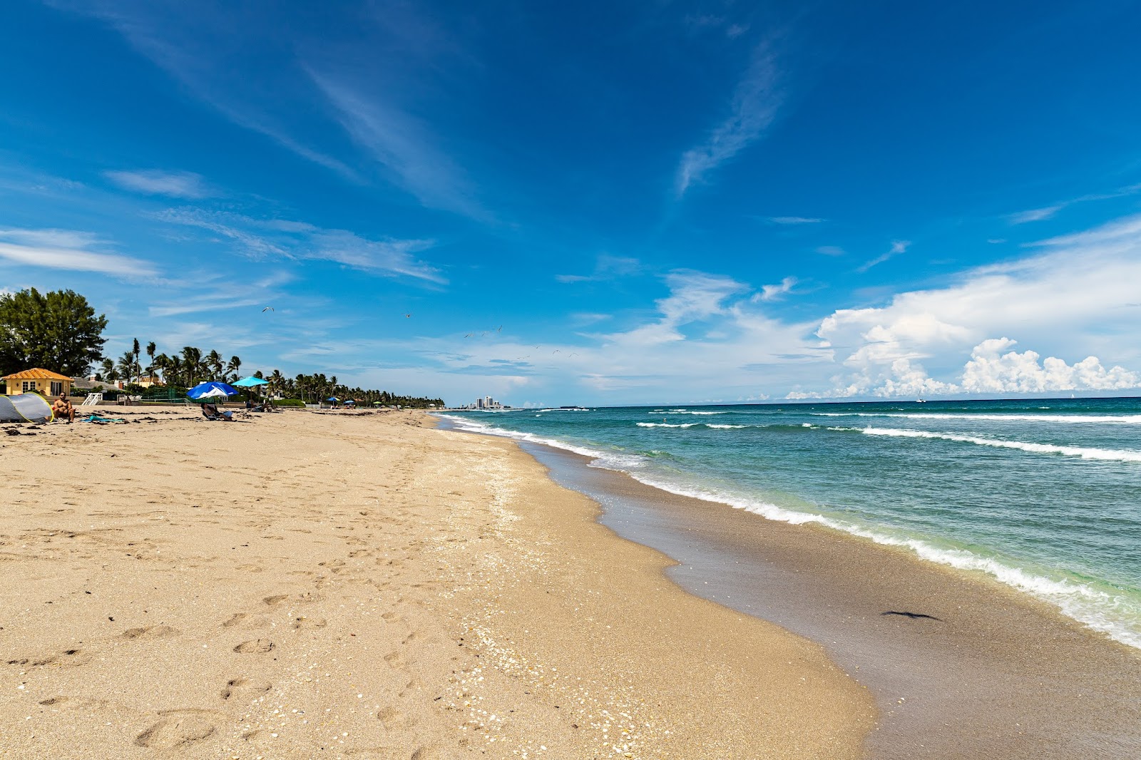 Foto de Sunset Ave beach com areia brilhante superfície