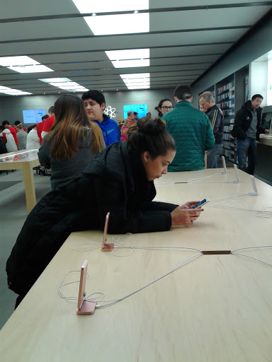 Computer Store «Apple Main Place», reviews and photos, 120 W Jefferson Ave, Naperville, IL 60540, USA