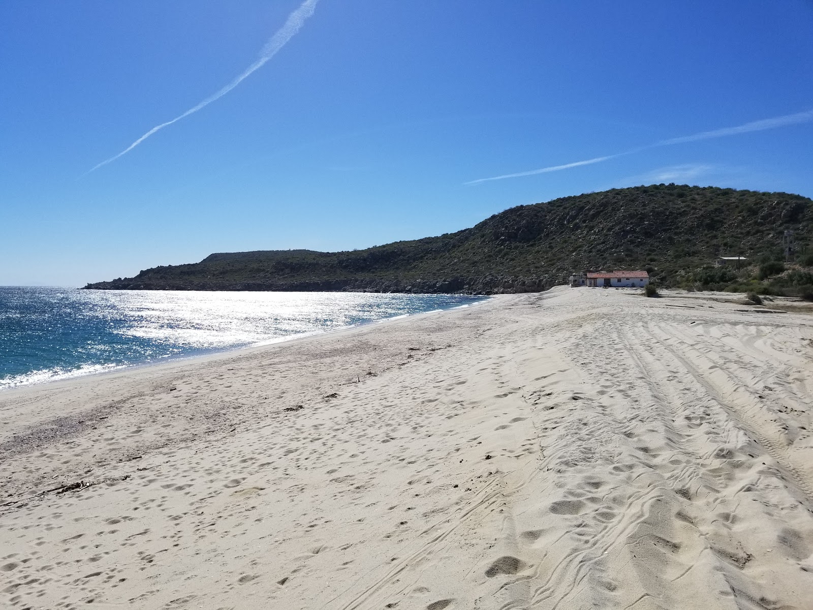 Foto av Playa Punta San Francisquito med blå rent vatten yta