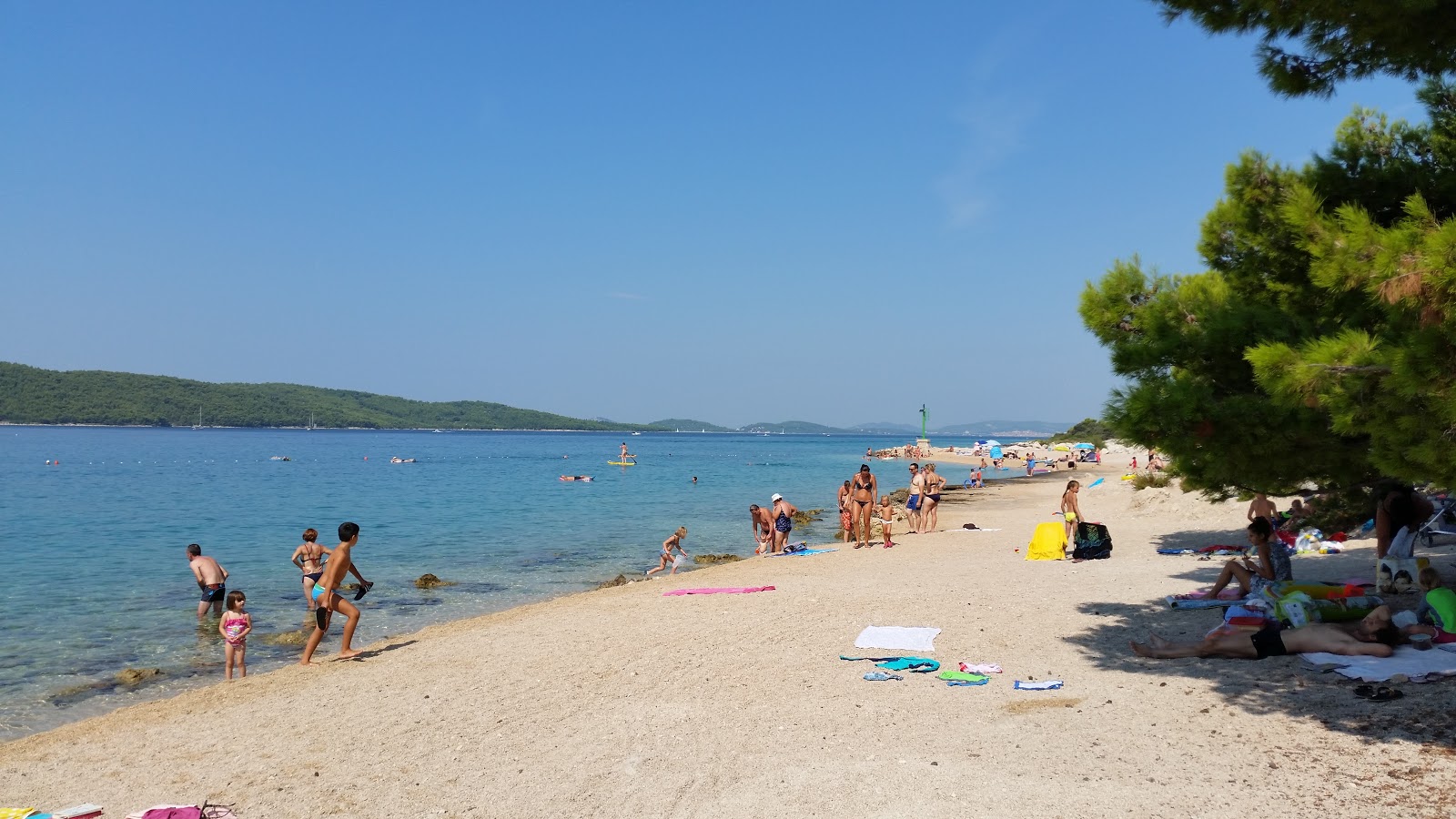 Foto von Solaris beach II mit beiger sand & kies Oberfläche