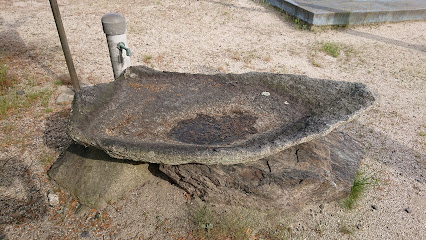 磯神社の舟形石の手水鉢（呉市有形文化財）