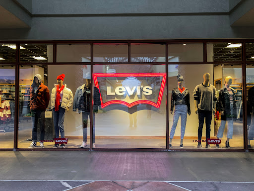 Shopping Mall «Woodburn Premium Outlets», reviews and photos, 1001 N Arney Rd, Woodburn, OR 97071, USA