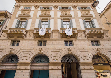 Palazzo Monga Boutique Guesthouse Corso Porta Borsari, 36, 37121 Verona VR, Italia